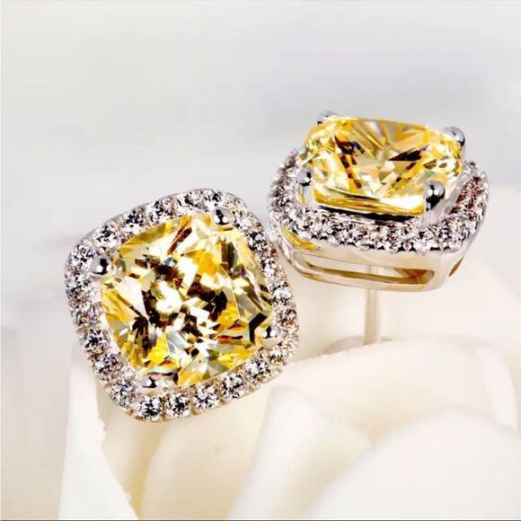 925 Sterling Silver Yellow Cubic Zirconia  Studs Embellished & New In Gift Box - Picture 1 of 2